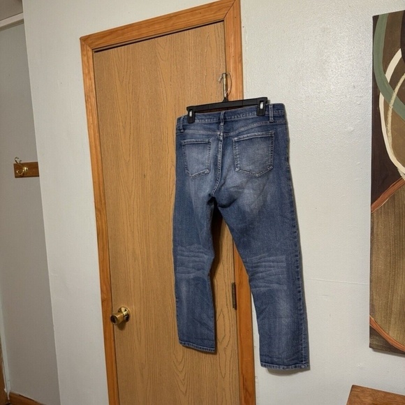 Roz & Ali Size 10 Medium Wash Straight Leg Mid-Rise Jeans w/26" Inseam - EUC - Picture 2 of 3